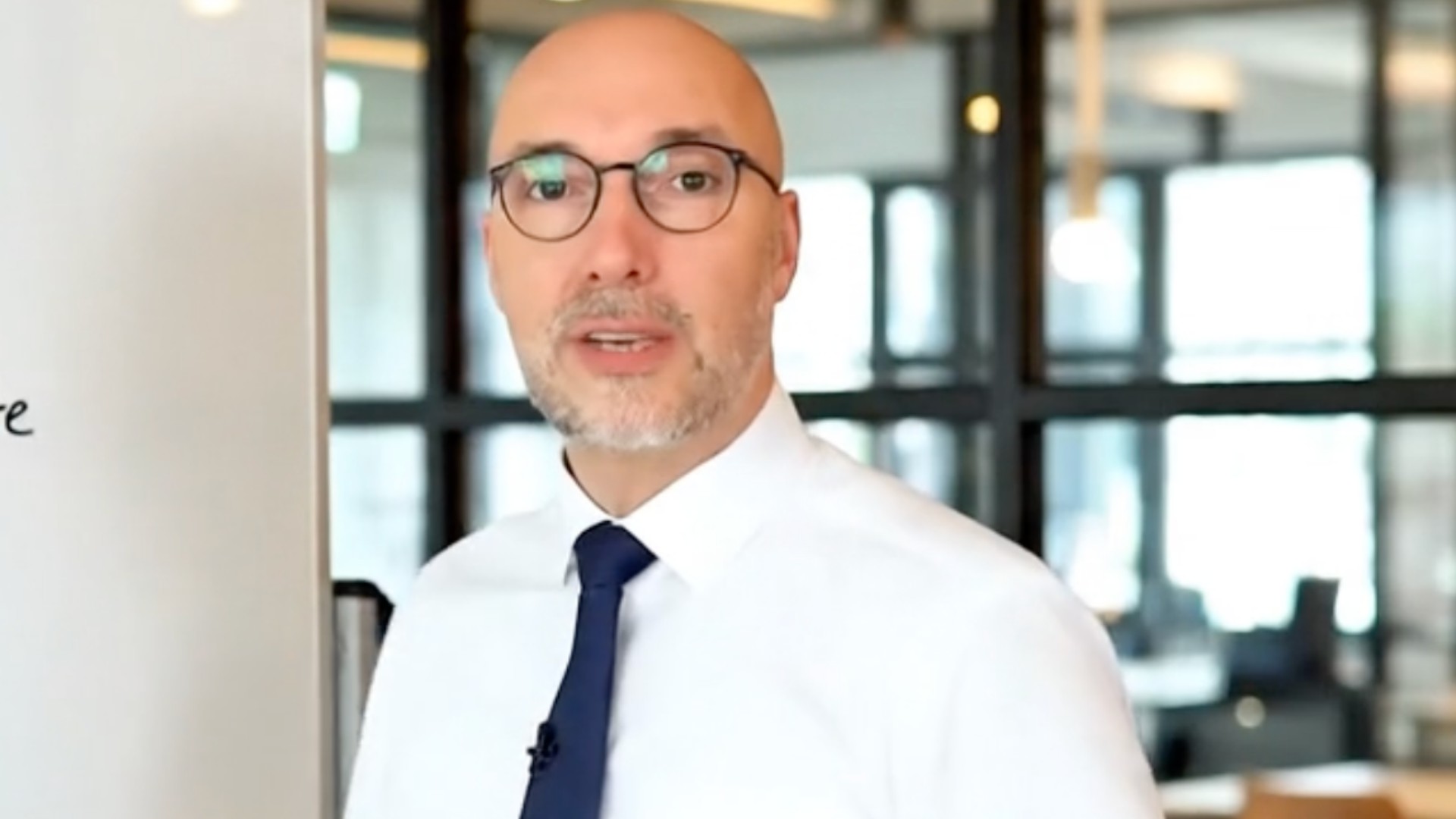 Das Arbeitsmarkt-Paradoxon: Warum Ü50-Experten und GenZ-Talente gleichzeitig durchs Raster fallen Das Arbeitsmarkt-Paradoxon: Warum Ü50-Experten und GenZ-Talente gleichzeitig durchs Raster fallen